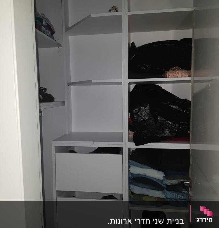 ארון עם מדפים ומגירות לבנים